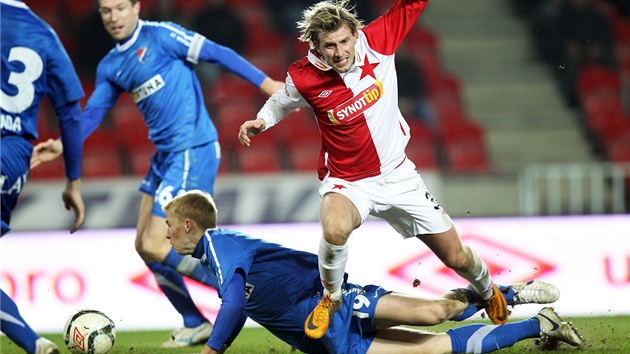 BOJ O MÍ�. Jan Bla�ek ze Slavie v souboji Michalem Frydrychem z Ostravy.  