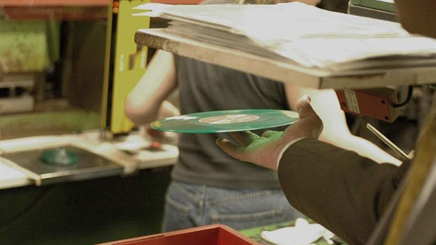 Vinyl se lisuje také z barevné hmoty