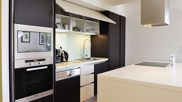 Elegantní italský design v kuchyni doplnily kvalitní spotebie AEG, Liebherr a