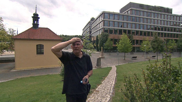 Architekt Pleskot p�ed budovou �SOB