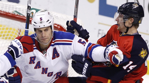 Dan Girardi (vlevo) z New York Rangers v souboji s Tomáem Fleischmannem z