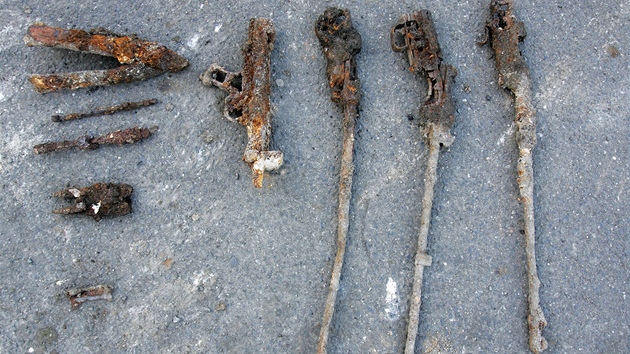 Torza nalezených zbraní ze druhé svtové války, které objevili archeologové pod