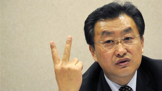 Severokorejský velvyslanec Ri Kwang-il na pednáce v Ústavu mezinárodních