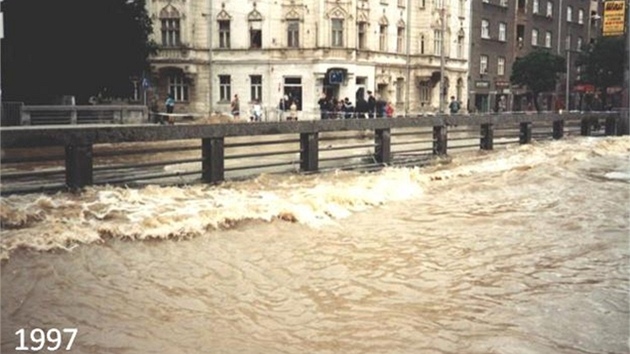 Most na Masarykov td pi povodnch v roce 1997. Dvojice most bude pestavna prv proto, aby pi povodnch svou patnou konstrukc zbyten nebrzdily vodu.