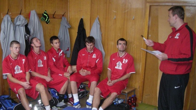 KOU� A JEHO SV��ENCI. Pokyny udílí Pavel Bene� (vpravo), bývalý reprezentant a