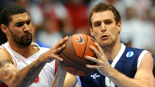 Nymburský basketbalista Chester Tre Simmons (vlevo) se pokouí obrat Tiese