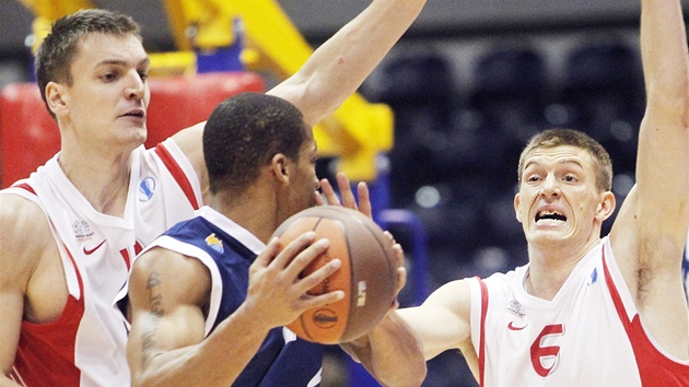 D�RAZNÁ OBRANA. Radek Ne�as (vlevo) a Pavel Pumprla (vpravo) z Nymburka p�i
