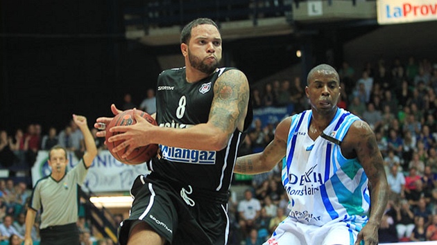 Deron Williams (vlevo) v dresu Besiktase Istanbul v utkání s Dexií Mons-Hainaut.