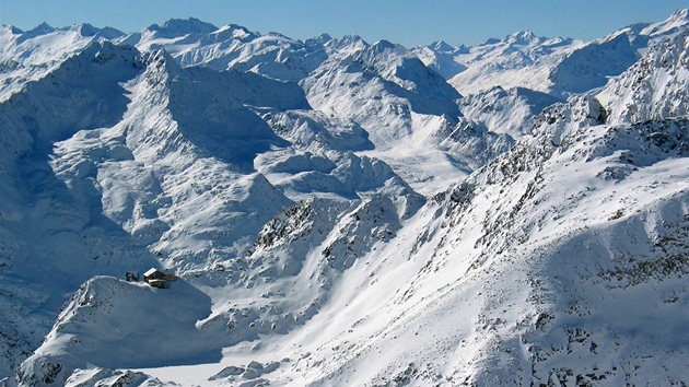 Stubai, lavinový kemp. Pohled do údolí k Soldenu