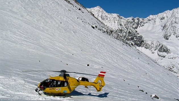 Stubai, lavinový kemp. P�ílet záchranného vrtulníku k úrazu 