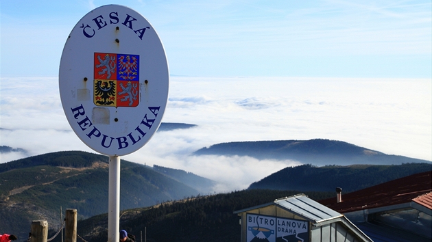 Státní hranice na vrcholu Snky a horní hranice lanovky pod vrcholem