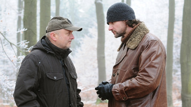 Takhle se vyrábí ob�: natá�ení filmu P�íb�h kmotra za�alo v jevanských lesech scénou fingované popravy. Herec Filip Ka�kovský tak musel pod listí a maské�i ho za pomoci hov�zích plátk� prom�nili v useknutou hlavu.