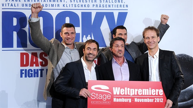 Sylvester Stallone (uprostřed) a boxerští mistři Vitalij a Vladimir Kličkovi (zadní řada) představili v Hamburku projekt muzikál Rocky.