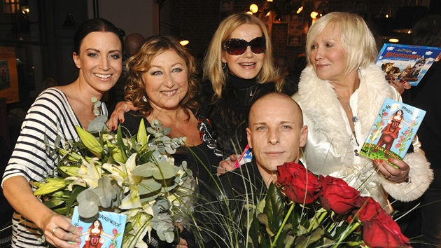 Halina Pawlowská a její přátelé-gratulanti 