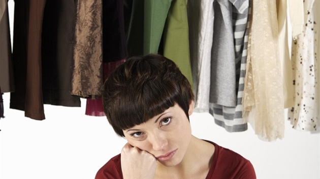 Pro stylisty u� není oble�ení radostí, ale prachoby�ejnou prací. (Ilustra�ní