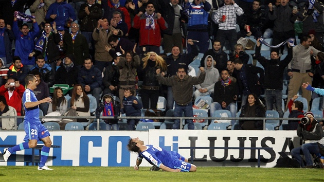 SESTELIL AMPIONA. Juan Valera z Getafe se raduje z glu proti Barcelon, kter tak utrpla prvn porku v sezon.