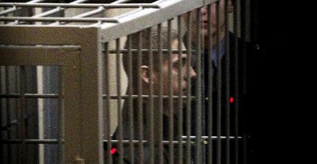 Uladzislav Kavaljov u minského soudu (30. listopadu 2011)