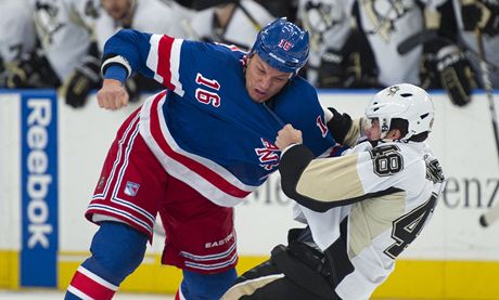 Sean Avery (vlevo) z NY Rangers boxuje s Tylerem Kennedym z Pittsburghu.