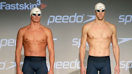 HVZDY V NOVÉM. Amerití plavci Ryan Lochte a Michael Phelps pedstavují