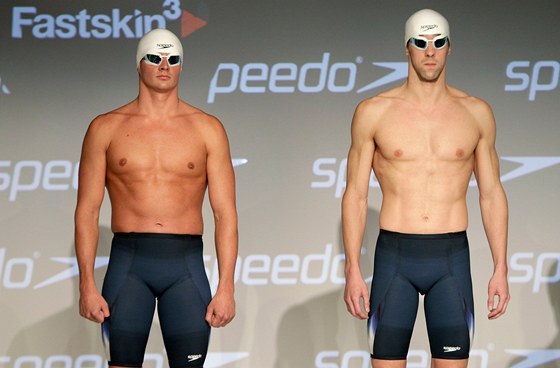 HVZDY V NOVÉM. Amerití plavci Ryan Lochte a Michael Phelps pedstavují