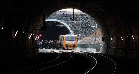 Klikatou trať mezi Chocní a Ústím by měly napřímit tunely. (Ilustrační foto)