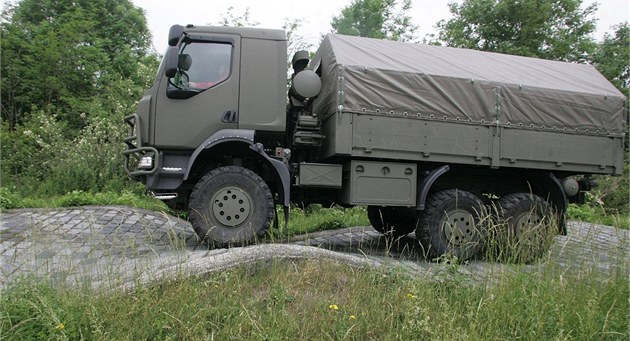 Tém�� polovinu vývozu tvo�í nákladní automobily Tatra pro saúdskoarabskou armádu (ilustra�ní foto)