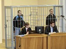 Dzmitryj Kanavalav (v kleci vlevo) a Uladzislav Kavaljov u soudu v MInsku (30.