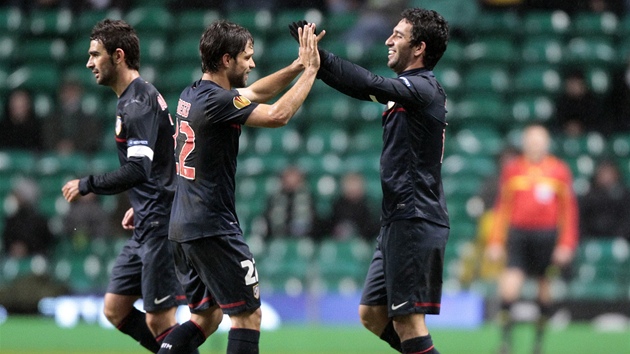 SKVLE, KAMARDE! Arda Turan (vpravo) skroval proti Celticu, blahopeje mu Diego, spoluhr z Atltica Madrid.