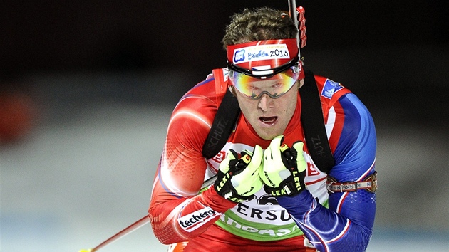 ZA ÚSP�CHEM. Michal �lesingr v závodu na 20 kilometr� v Östersundu.