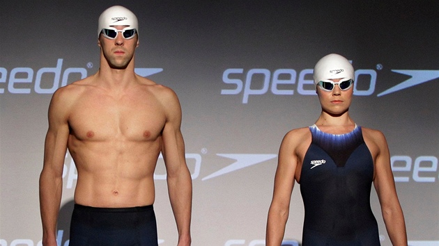 NOV MODEL. Amerit plavci Michael Phelps a Natalie Coughlinov pedstavuj revolun plavky firmy Speedo.  