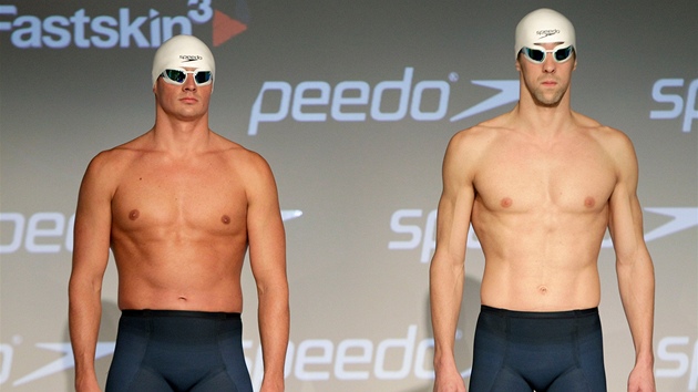 HVZDY V NOVM. Amerit plavci Ryan Lochte a Michael Phelps pedstavuj revolun plavky firmy Speedo.  