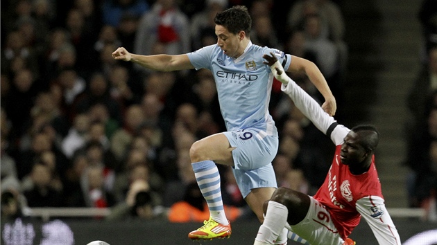 JDU PO TOB�. Emmanuel Frimpong (dole) m�l na Samira Nasriho polí�eno od první