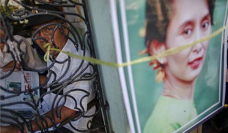 Su ij shlíí z plakát na kadodenní ivot v Rangúnu. (30. listopadu 2011)