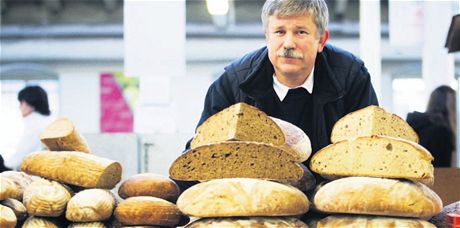 Zdenk Vondich jet ani nevyloil své bochníky a u se kolem nj tlaili