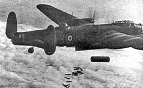 Britsk letoun Lancaster shazuje bomby na nmeck Duisburg v roce 1944. Na