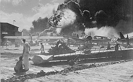 Amerit vojci sleduj zkzu na vojensk zkladn Pearl Harbor po toku...