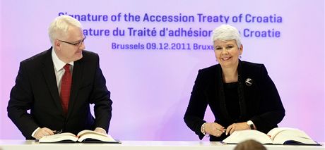 Chorvatský prezident Ivo Josipovi a premiérka Jadranka Kosorová bhem podpisu