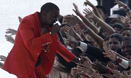 Raper Kanye West pi vystoupení na MTV Video Awards 2010 v choreografii Yemiho