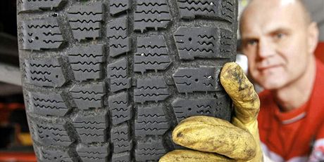 Nedostatek pneumatik nezpsobil jen extrémní nárst poptávky u majitel vozidel, dodavatelé bhem krize hlavn vyprazdovali sklady. Ilustraní foto