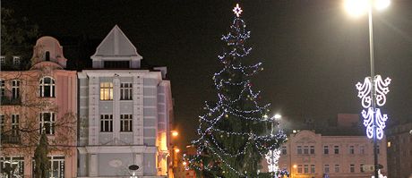 Ostravské Masarykovo námstí, kde probíhají hlavní vánoní akce v Ostrav, bývá nazdobeno mnohem skromnji, ne prostor ped magistrátem.