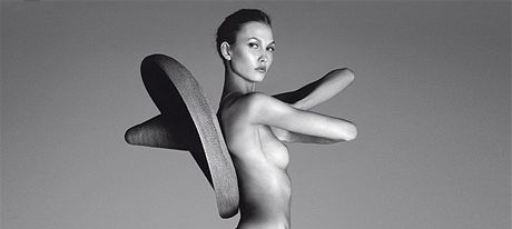 Karlie Klossová pózovala pro italské vydání magazínu Vogue (prosinec 2011).
