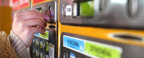 Nové automaty budou mimo mincí akceptovat i bankovky a platební karty. Ilustraní snímek