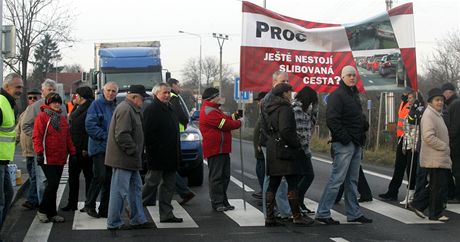 Lidé na Tinecku protestovali proti protahování píprav stavby obchvatu u v prosinci 2011.