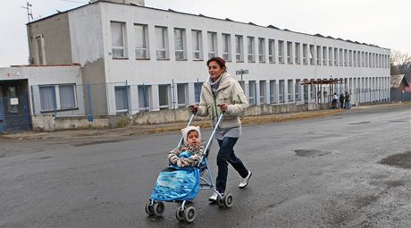 V ubytovn v Orlové-Porub bydlí hlavn matky s dtmi. Lidé ale mají strach, e