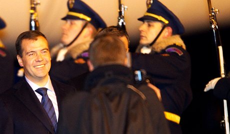 Rusk prezident Dmitrij Medvedv po pletu na prask letit Ruzyn (7.