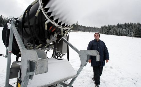 Provozovatelé skiareál se snaí zasnovat. Nepeje jim ale poasí, v dalích dnech se má oteplit.