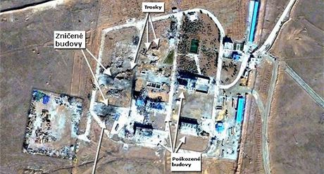 Satelitní snímek ponieného muniního skladu nedaleko Teheránu, který výbuch