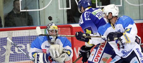 Plzeský branká Adam Svoboda bhem uktání s Kometou Brno.