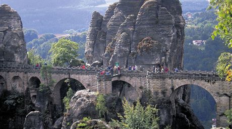 Saské výcarsko. Vyhlídková terasa Bastei s prvním skalním turistickým mostem v