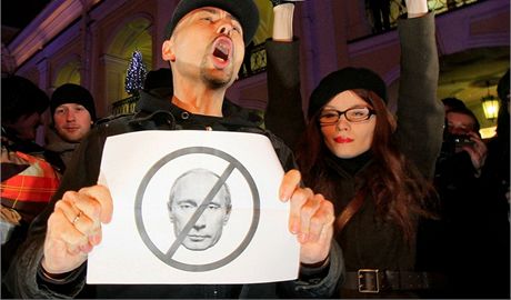 Opoziní aktivisté protestují v Petrohrad proti prbhu parlamentních voleb....